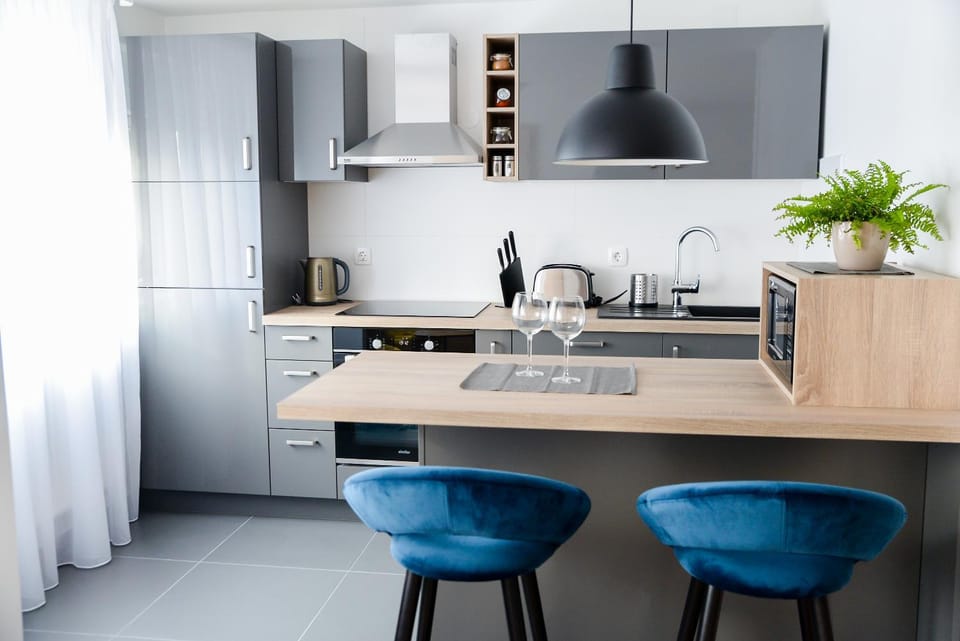 Kitchen or kitchenette, Dining area