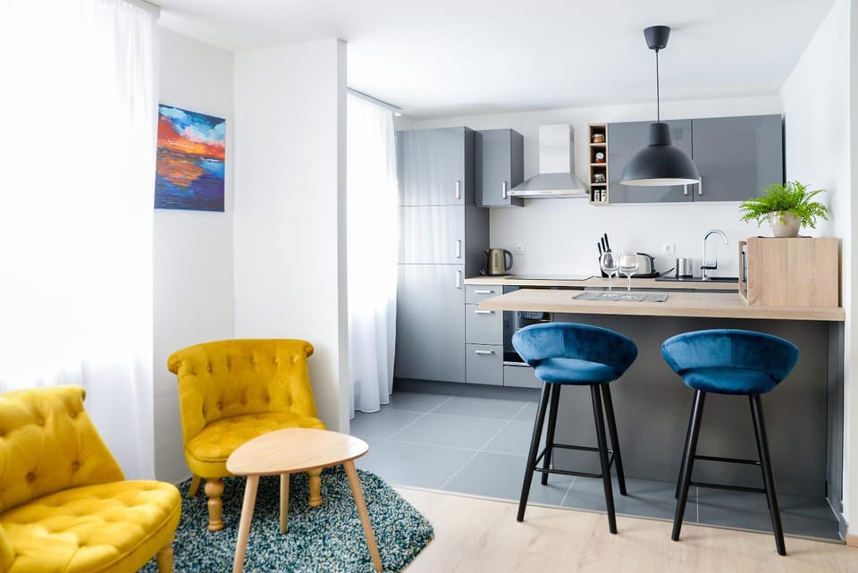 Kitchen or kitchenette, Seating area, Dining area