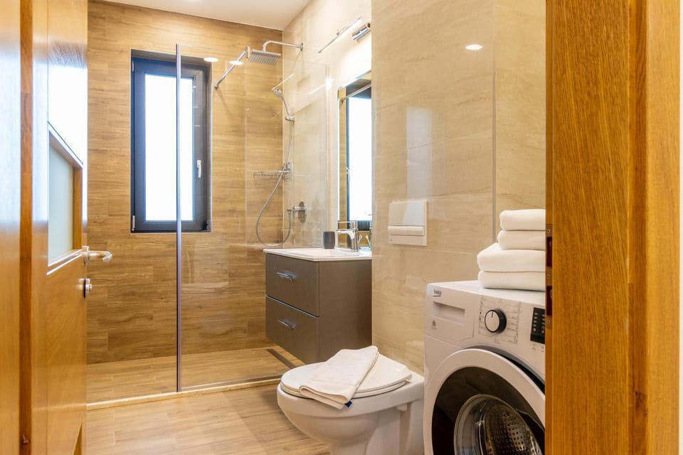 Toilet, Bathroom, towels, washing machine