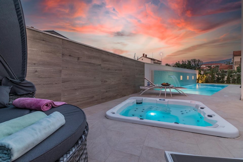Hot Tub, Swimming pool