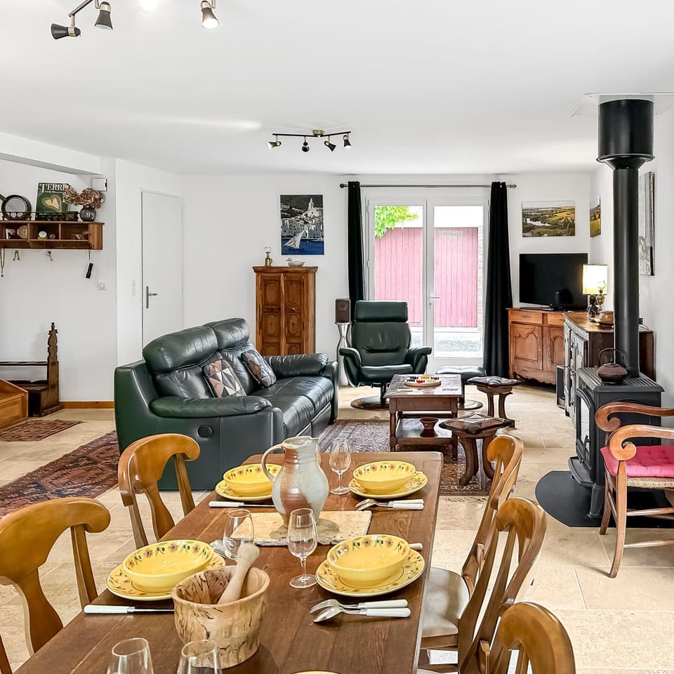 TV and multimedia, Living room, Seating area, Dining area