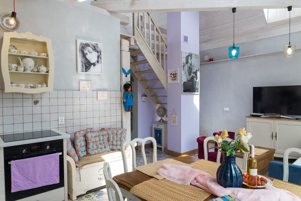 TV and multimedia, Kitchen or kitchenette, Living room, Garden view
