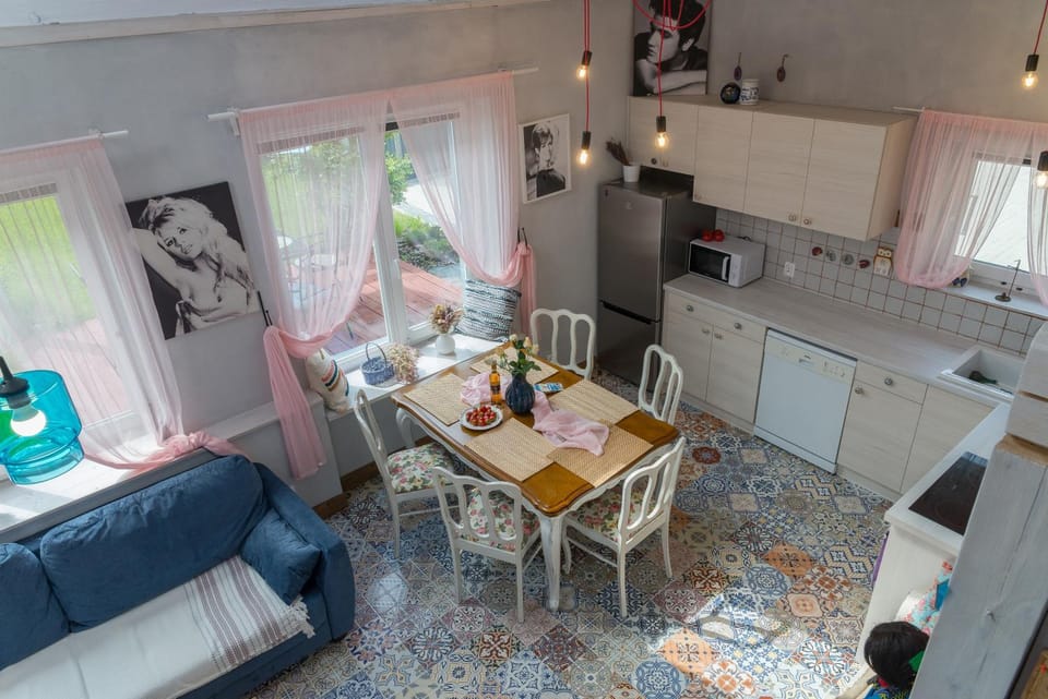 TV and multimedia, Kitchen or kitchenette, Living room, Seating area, Garden view