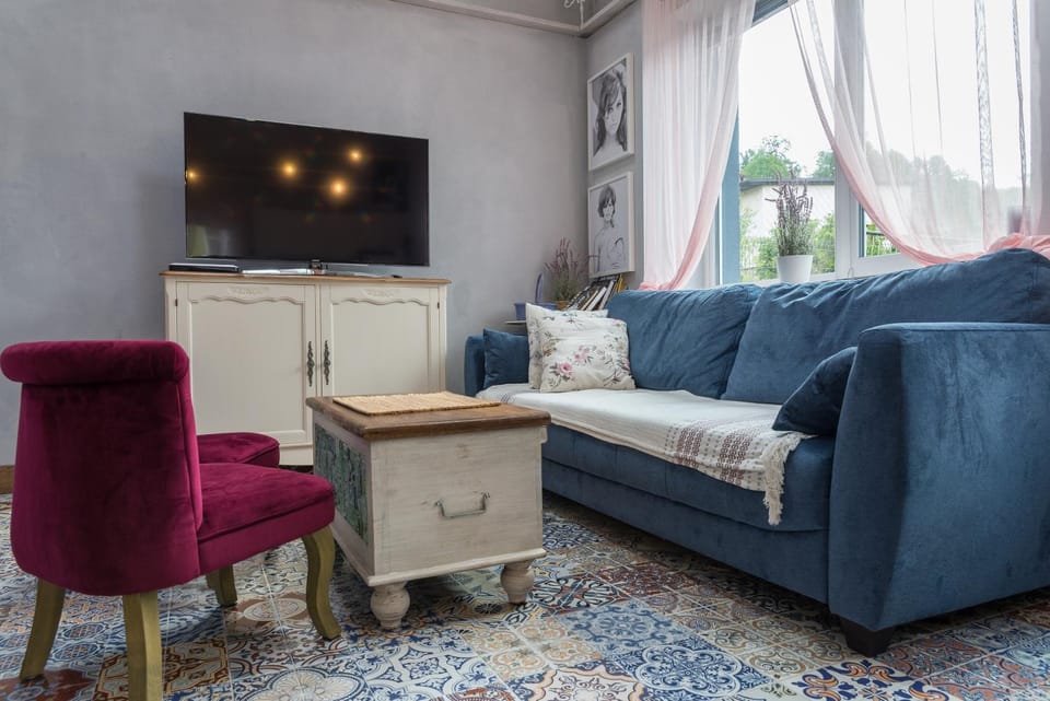 TV and multimedia, Kitchen or kitchenette, Living room, Seating area, Garden view