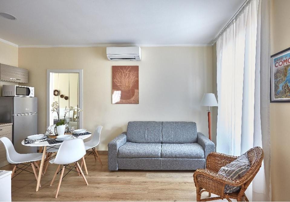 Beautiful bohemian apartment in the center with balcony, air conditioning and free private parking Apartment in Como