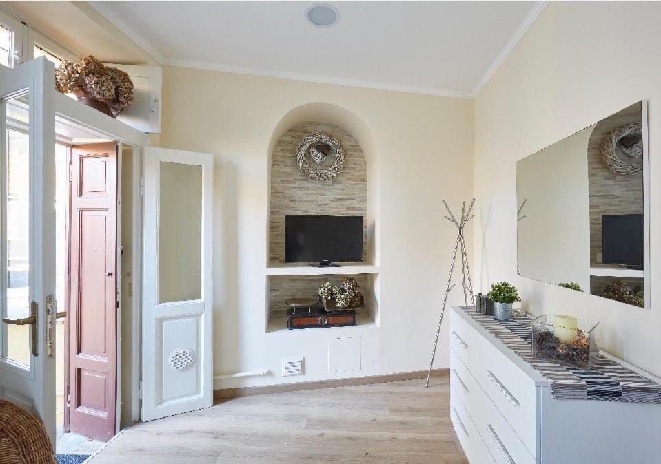 Beautiful bohemian apartment in the center with balcony, air conditioning and free private parking Apartment in Como