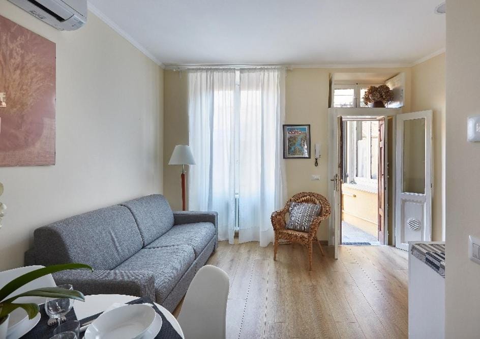 Beautiful bohemian apartment in the center with balcony, air conditioning and free private parking Apartment in Como