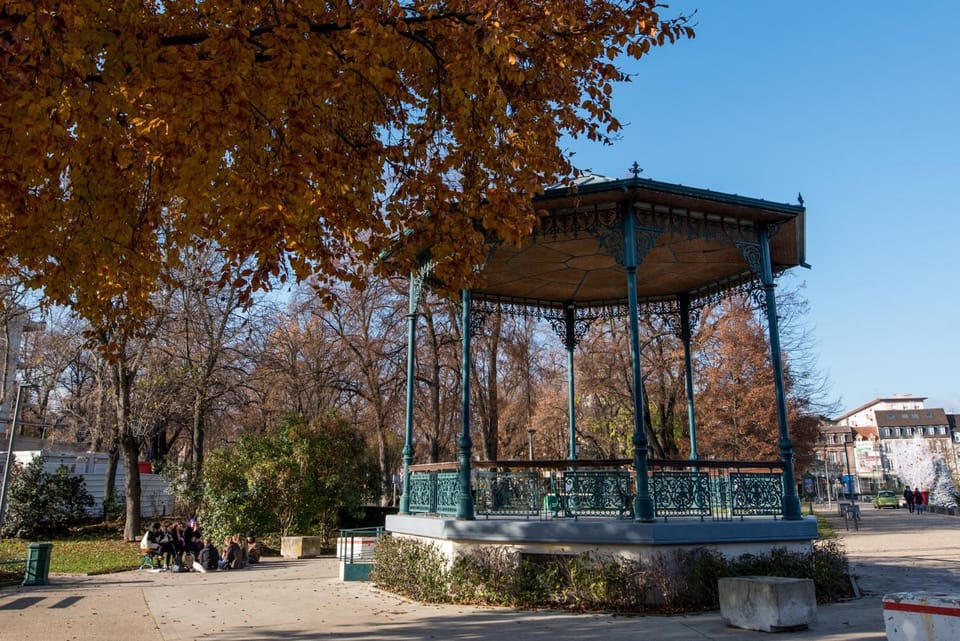 Nearby landmark, Location
