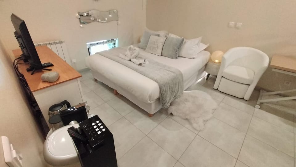 Bed, TV and multimedia, Coffee/tea facilities, Seating area, Bedroom