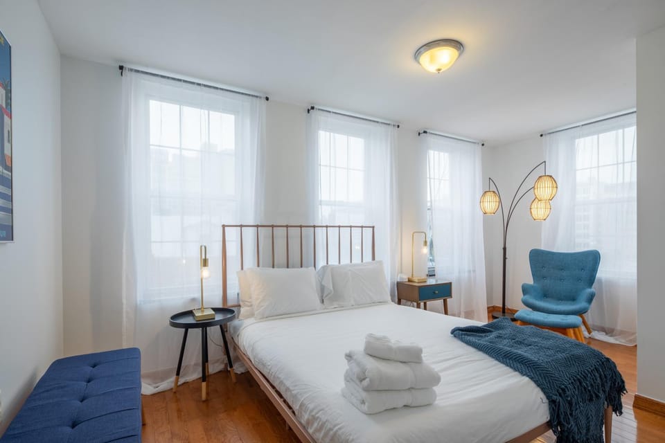 Bed, Photo of the whole room, Seating area, Bedroom