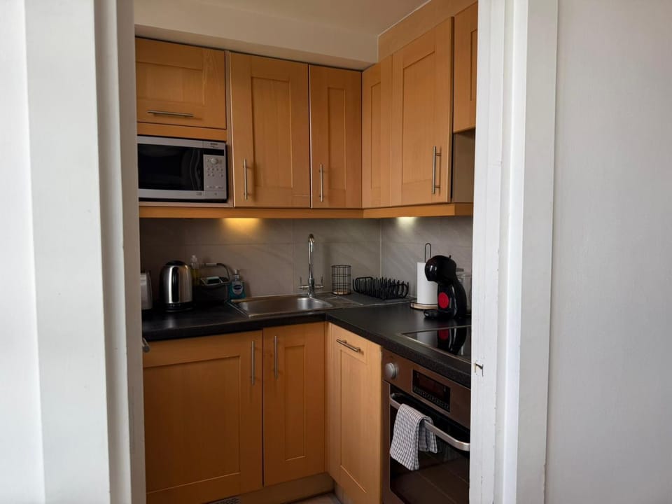 Amanah Properties Elegant- 2-Bed Apartment in Chelsea Cloisters with Stunning City Views Apartment in City of Westminster