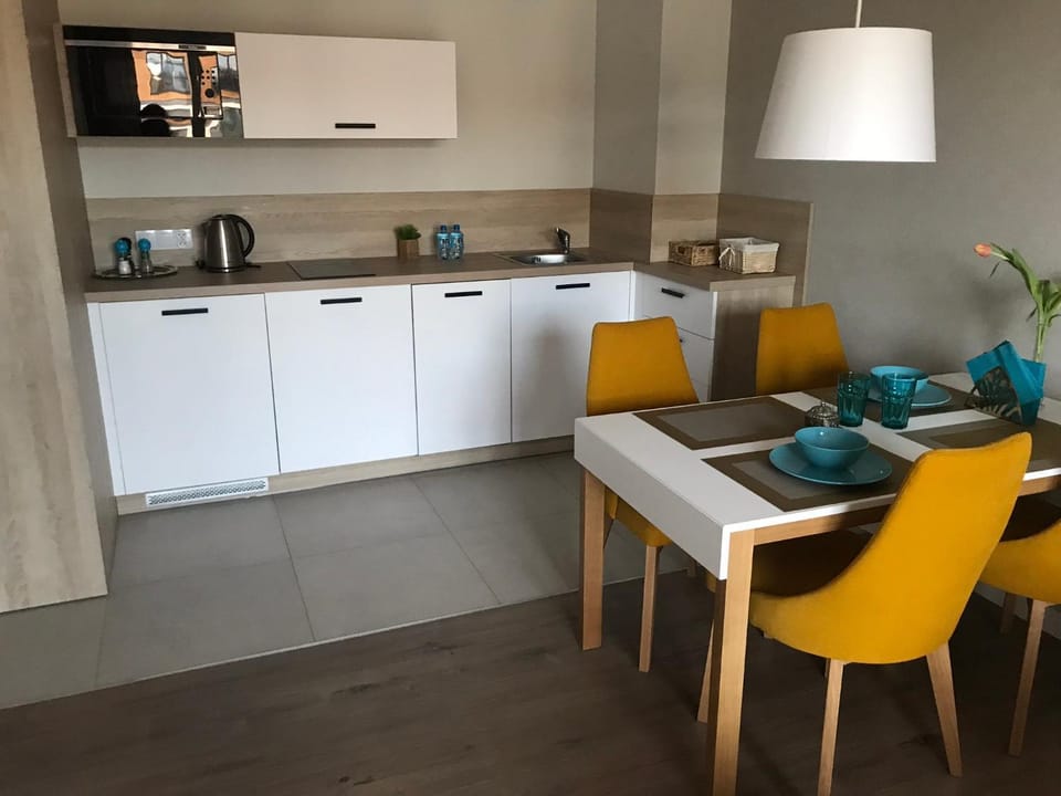 Photo of the whole room, Dining area