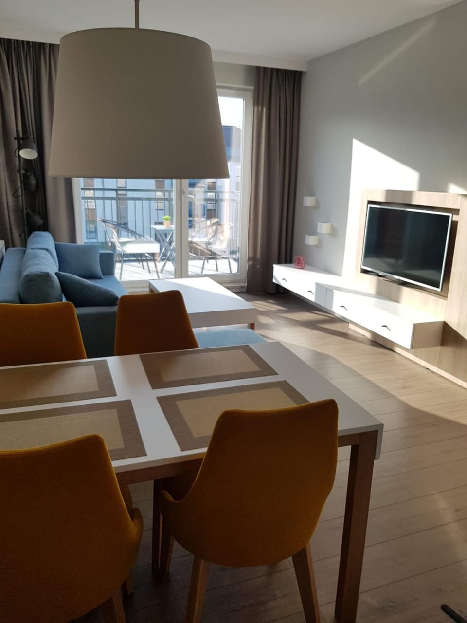 Living room, Photo of the whole room, Dining area, Pool view