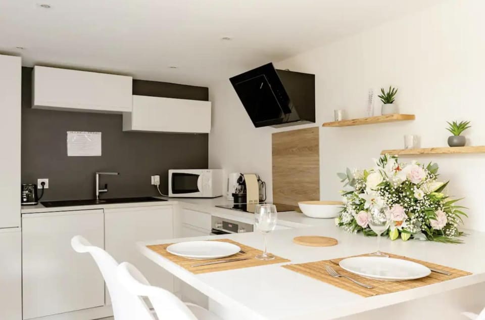 Kitchen or kitchenette, Dining area