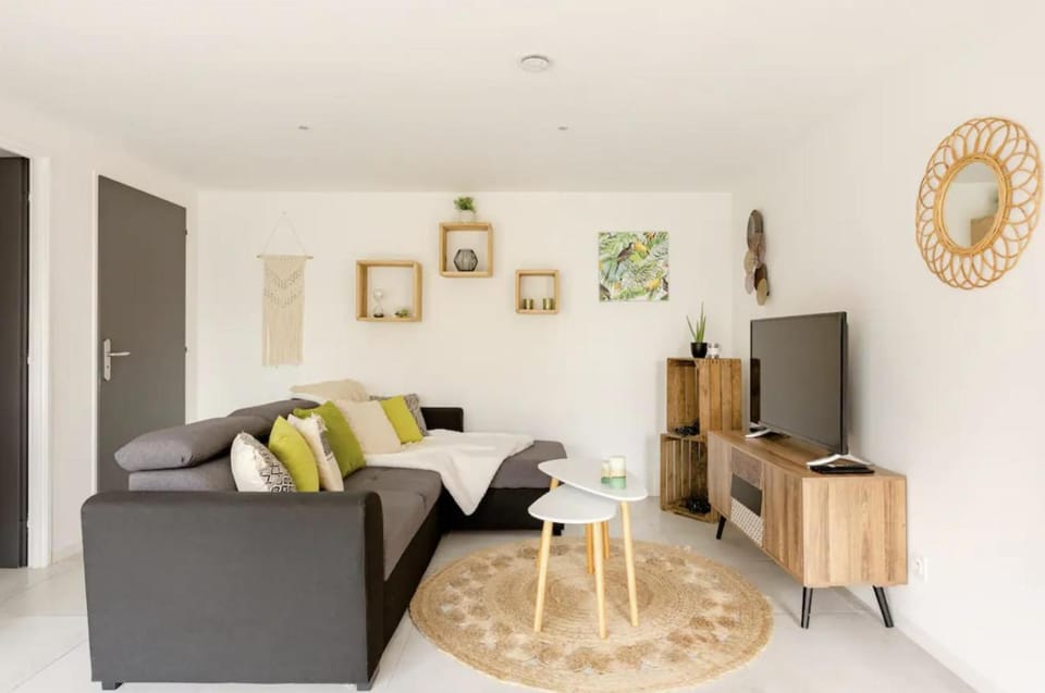 TV and multimedia, Living room, Seating area, Evening entertainment