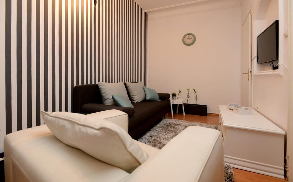 Communal lounge/ TV room, TV and multimedia, Living room, Seating area