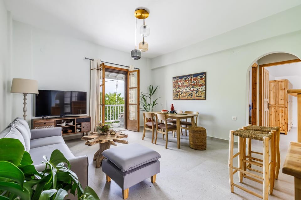 TV and multimedia, Living room, Seating area, Dining area