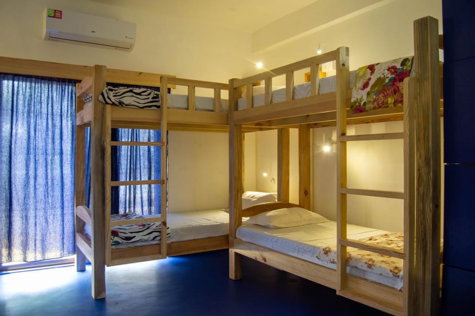 Bed, Photo of the whole room, bunk bed, air conditioner