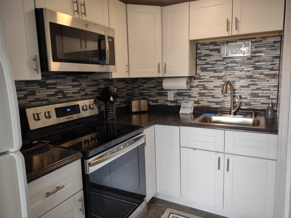 Kitchen or kitchenette, minibar, pet friendly, stove, toaster