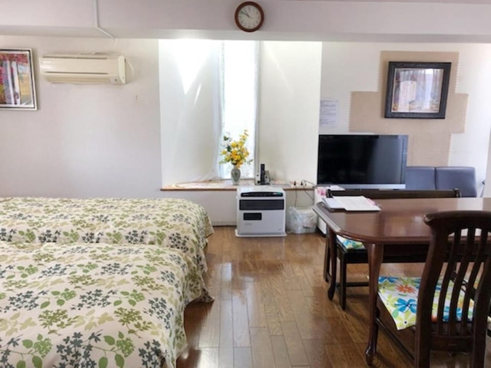 Bed, TV and multimedia, Living room