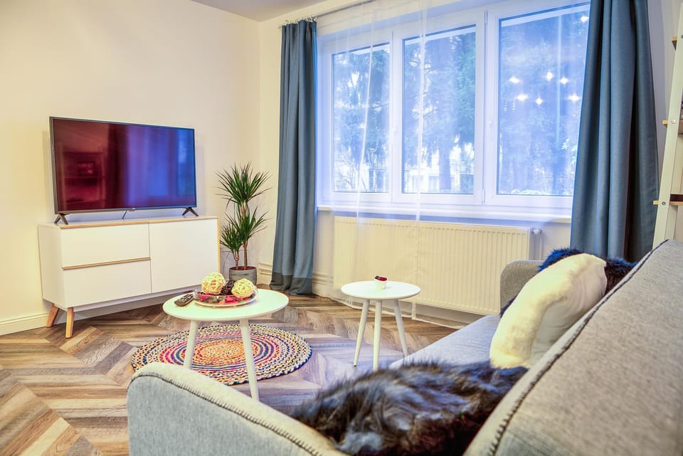 Communal lounge/ TV room, Bed, TV and multimedia, View (from property/room), Living room, Decorative detail, Seating area, Garden view