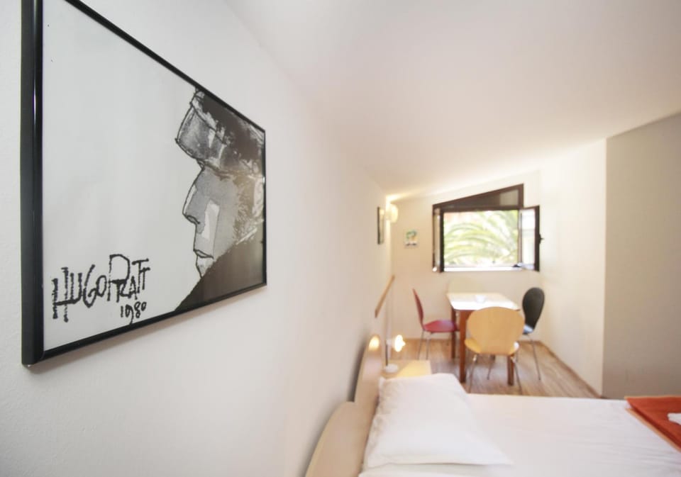 Bed, Seating area, Dining area