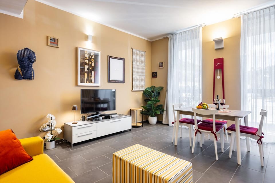 TV and multimedia, Photo of the whole room, Seating area, Dining area, air conditioner