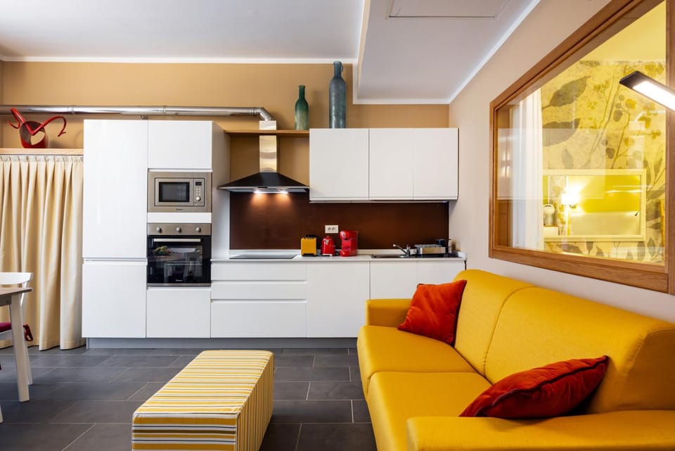 Kitchen or kitchenette, Living room, Seating area, minibar, oven, stove