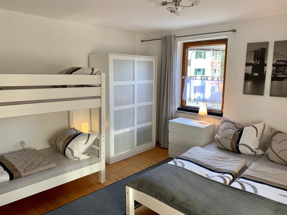Bedroom, bunk bed