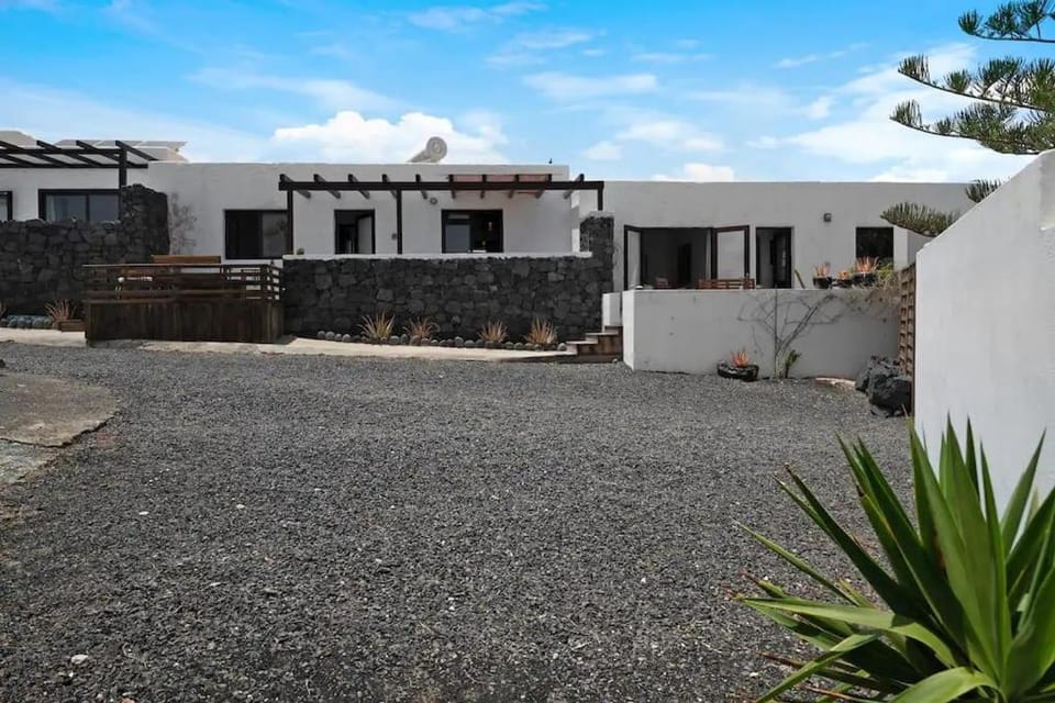 Playa Marina Eco Bungalow – Arrieta View House in Isla de Lanzarote