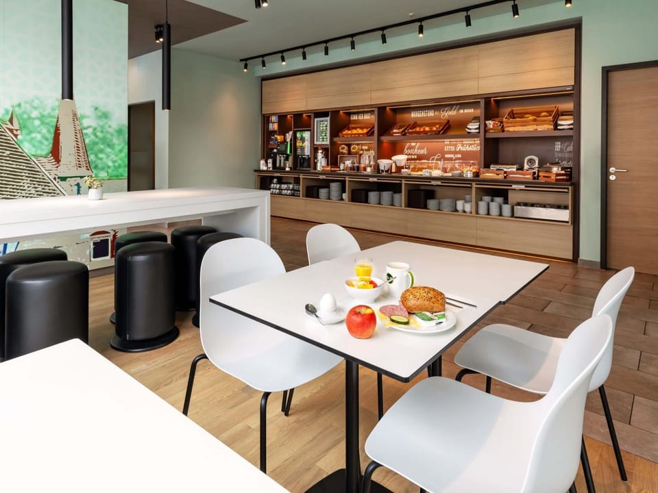 Lounge or bar, Breakfast