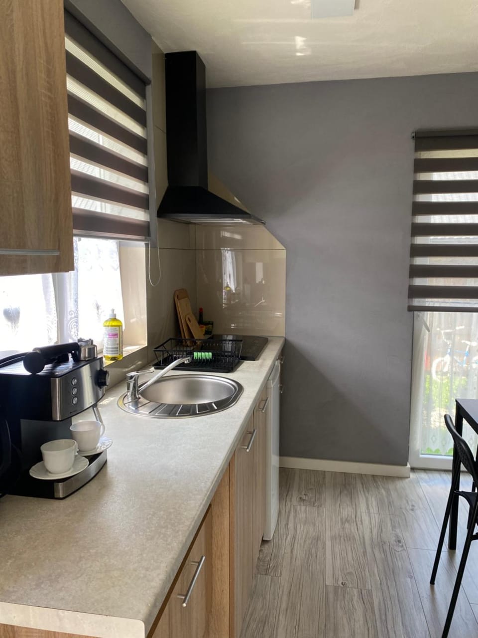Coffee/tea facilities, Kitchen or kitchenette, stove