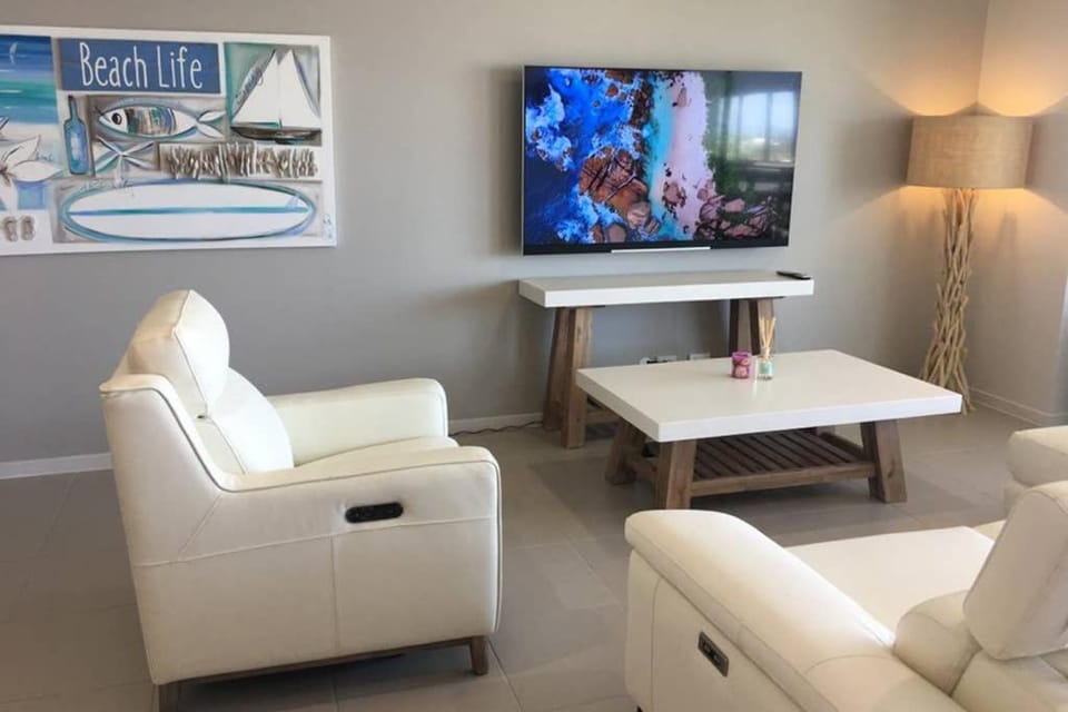 BEACH Luxury Upmarket 2B 2B OCEAN VIEWS 250m to BUDDINA BEACH! Apartment in Sunshine Coast