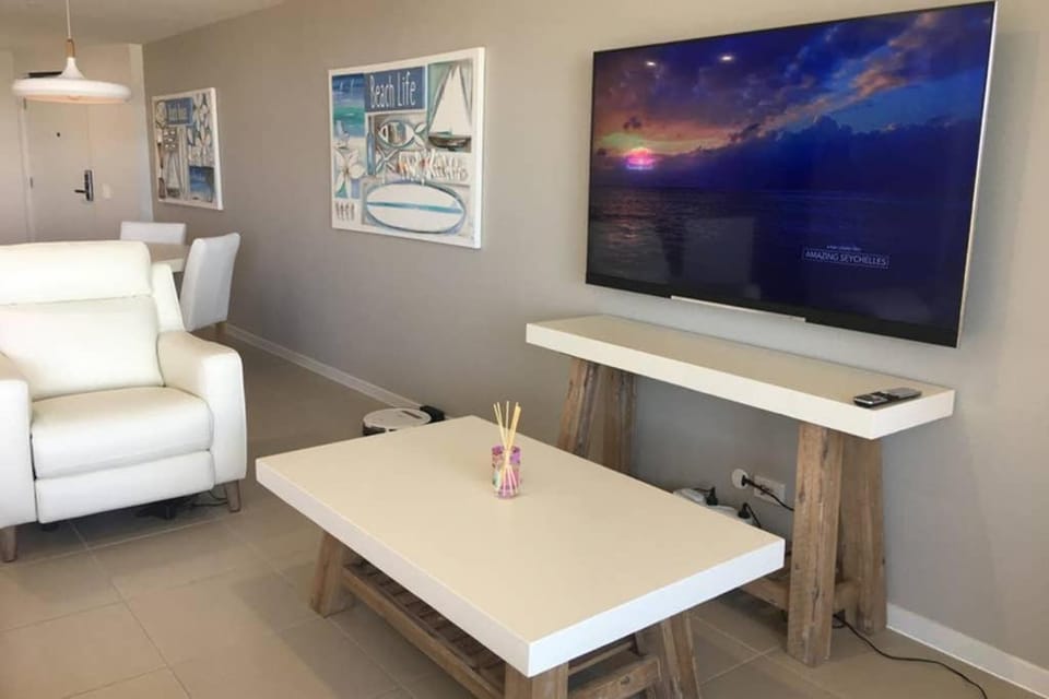 BEACH Luxury Upmarket 2B 2B OCEAN VIEWS 250m to BUDDINA BEACH! Apartment in Sunshine Coast
