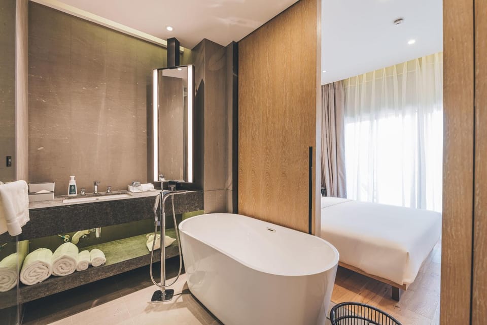 Shower, Toilet, Bed, Bathroom, Bath
