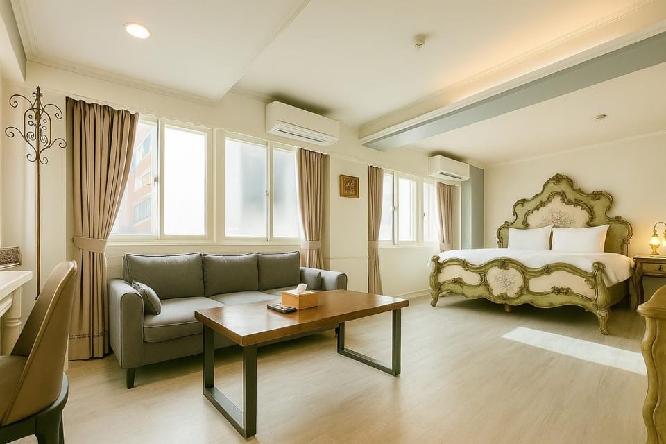 Bed, Living room, Photo of the whole room, Seating area, Bedroom, air conditioner