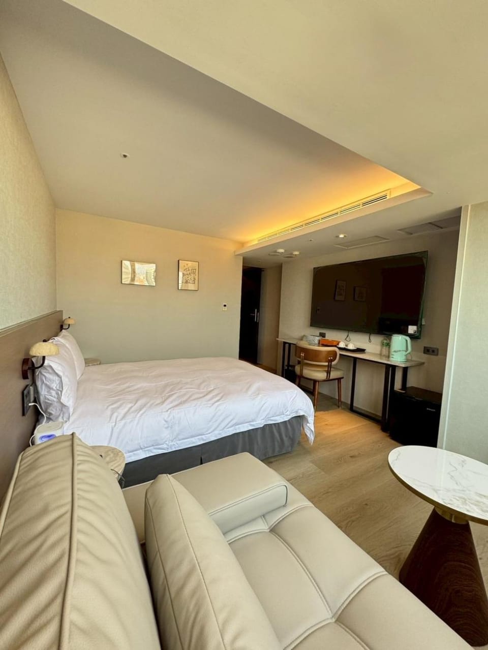 Bed, TV and multimedia, Photo of the whole room, Bedroom