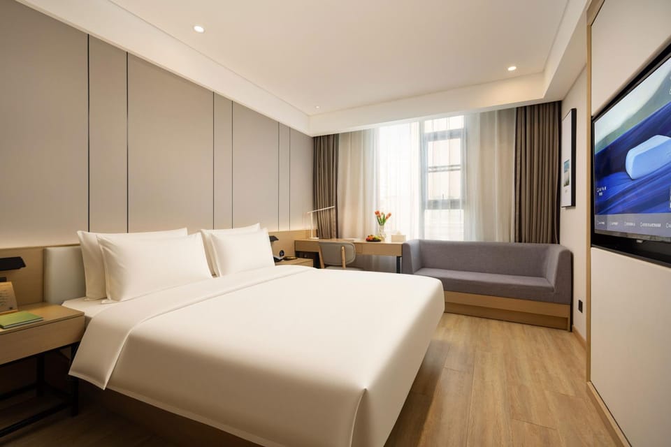 Bed, TV and multimedia, Seating area, Bedroom