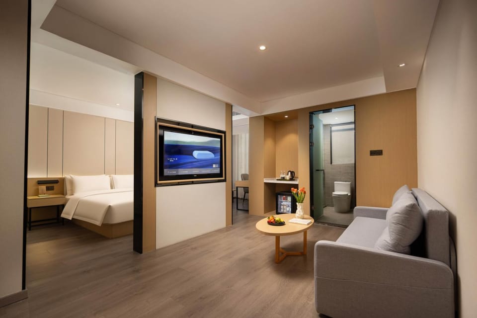 Bed, TV and multimedia, Living room, Photo of the whole room, Seating area