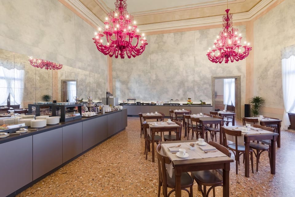 Lounge or bar, Breakfast