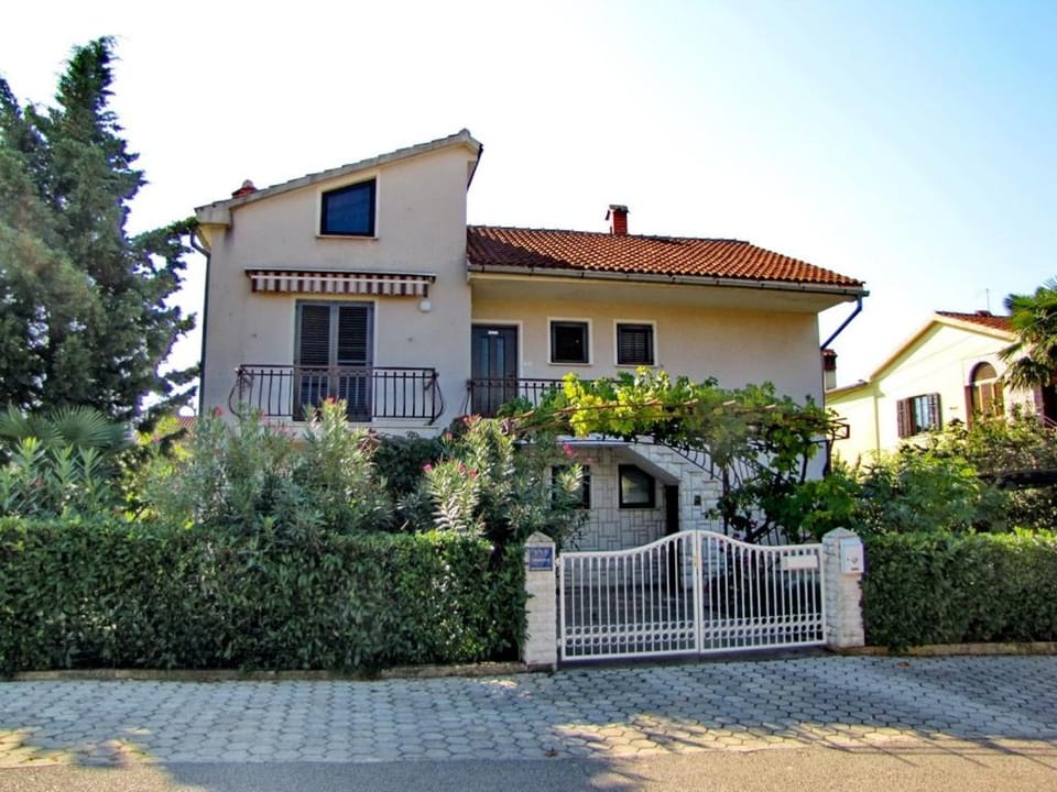 Property building, Facade/entrance, Off site