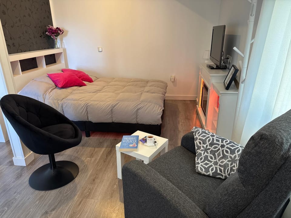 Bed, Living room, Photo of the whole room, Bedroom