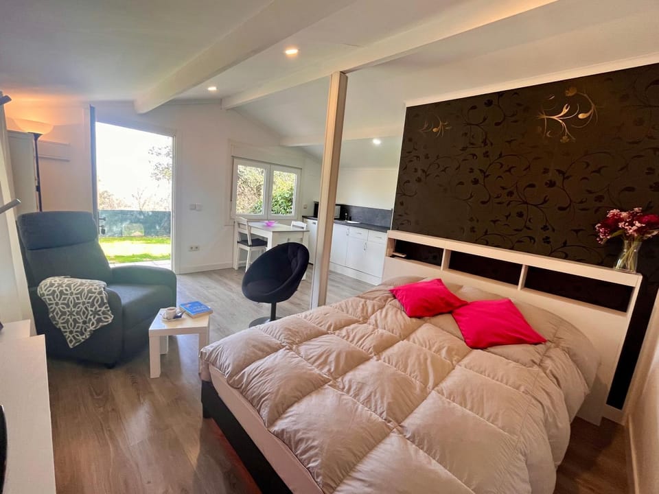 TV and multimedia, Photo of the whole room, Bedroom