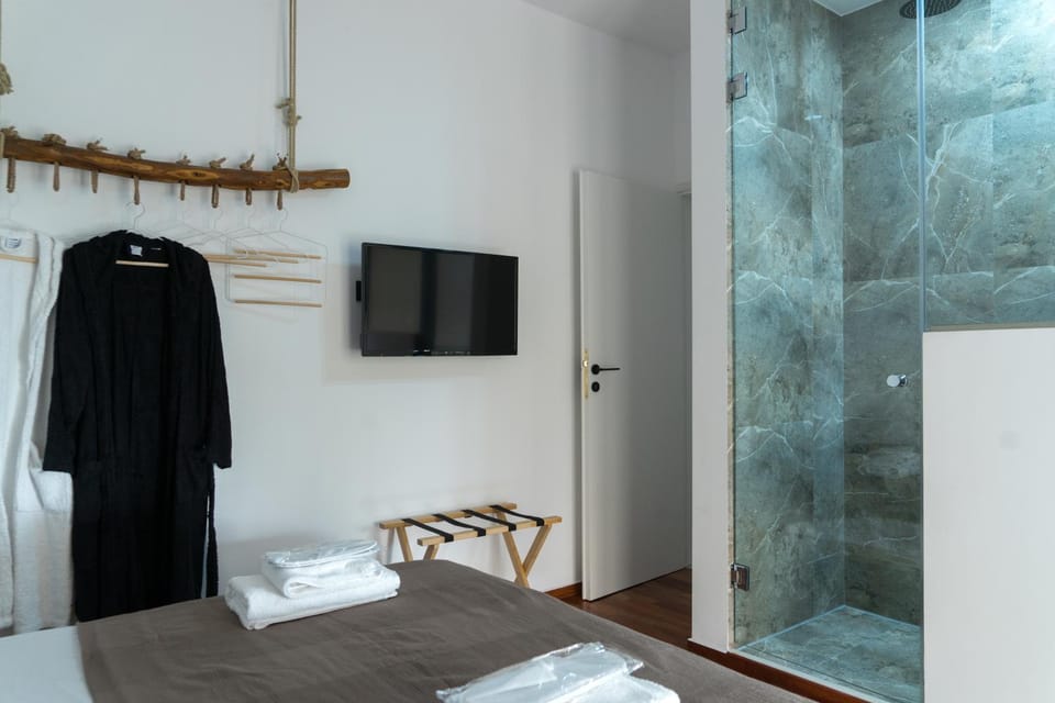Bedroom, towels