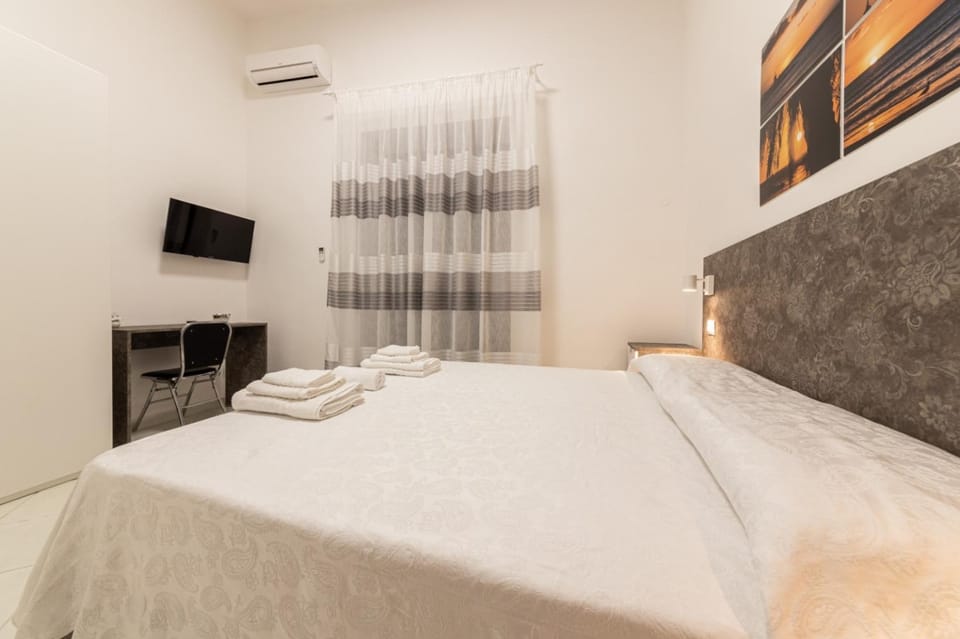 TV and multimedia, Balcony/Terrace, Photo of the whole room, Bedroom, towels, air conditioner