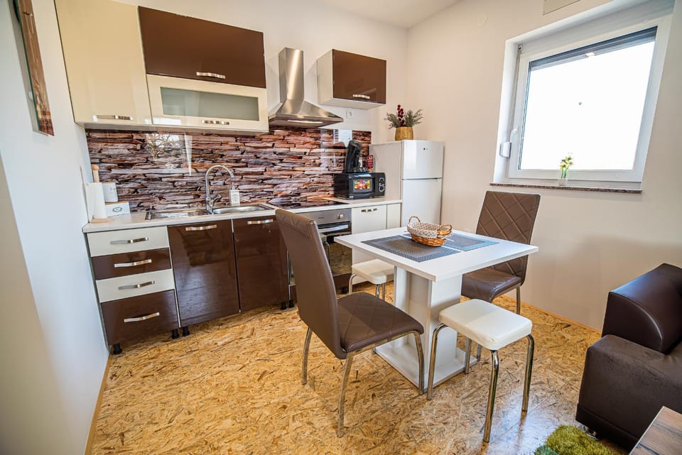 Kitchen or kitchenette, Dining area