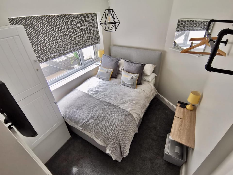 Photo of the whole room, Bedroom