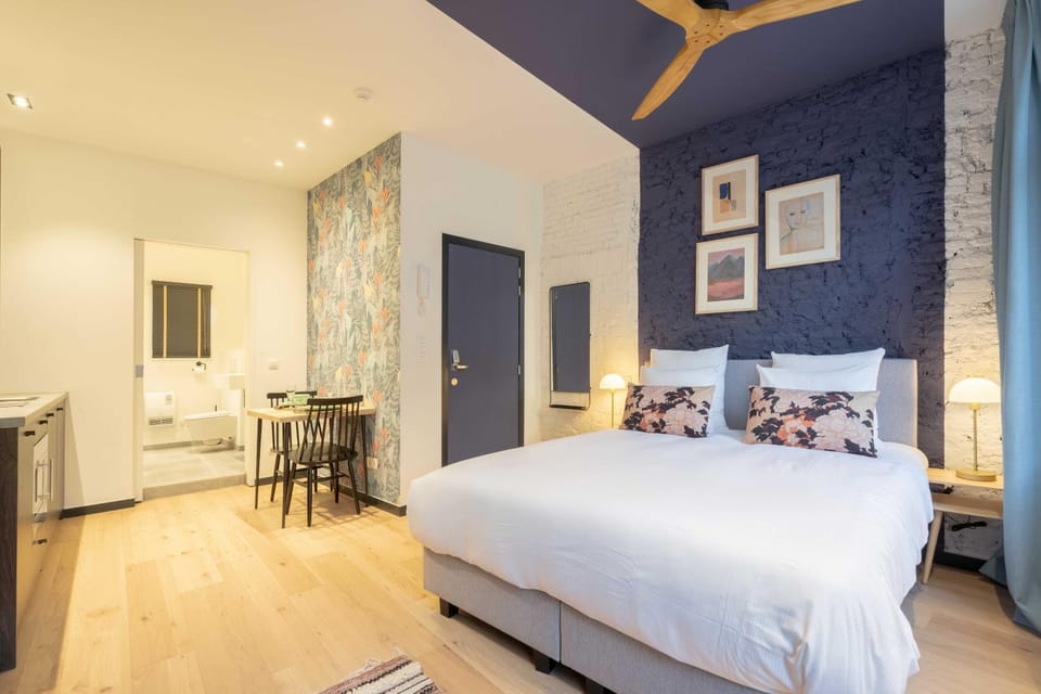 Bed, Dining area, Bedroom