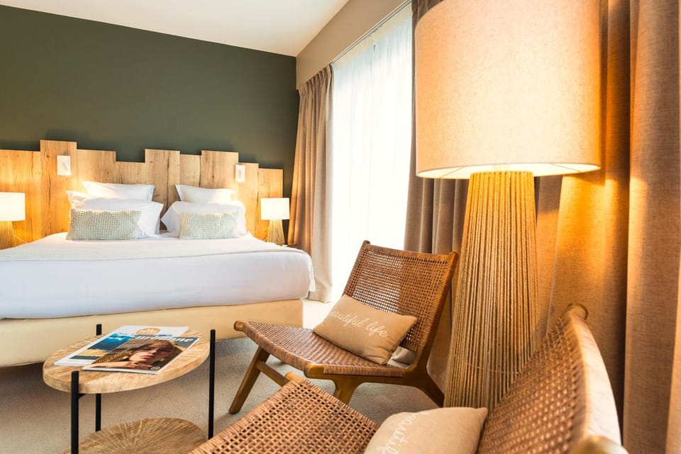 Bed, Photo of the whole room, Seating area, Bedroom