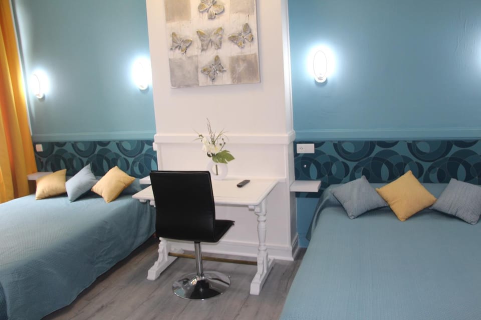 Shower, Toilet, Bathroom, TV and multimedia, Seating area, Bedroom, Area and facilities